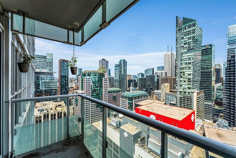 Luxe 2bed 2bath at Front St.