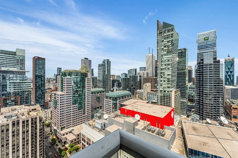 Elegant 2BR | CN Tower + Lake View w/ Rooftop Pool