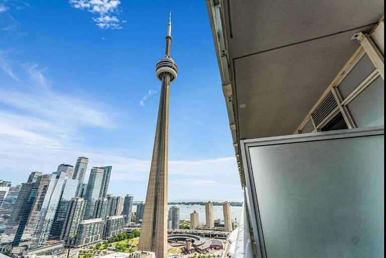 Grand 2-bedroom with views of the CN Tower
