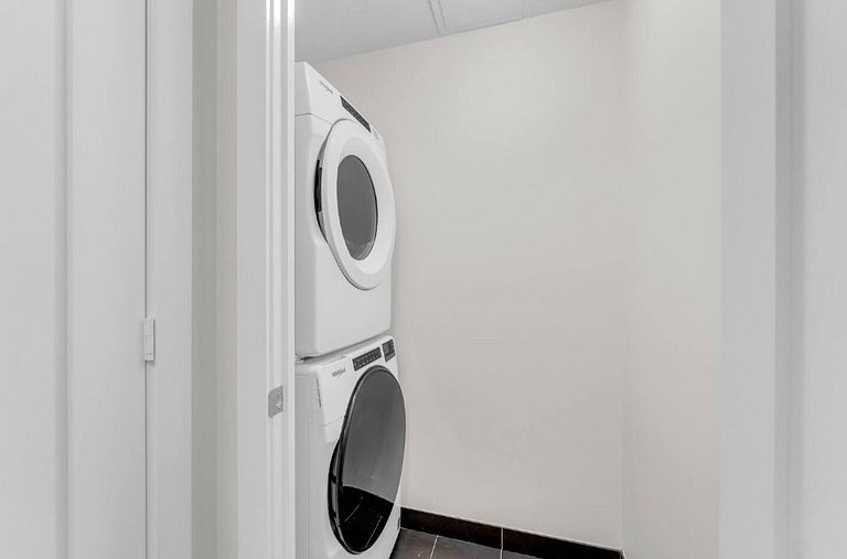 Luxe 2bed 2bath at Front St.