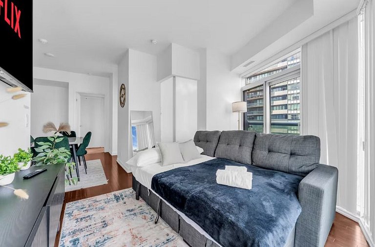 Modern Hi Rise Condo-Lake View (5 Beds+Parking)