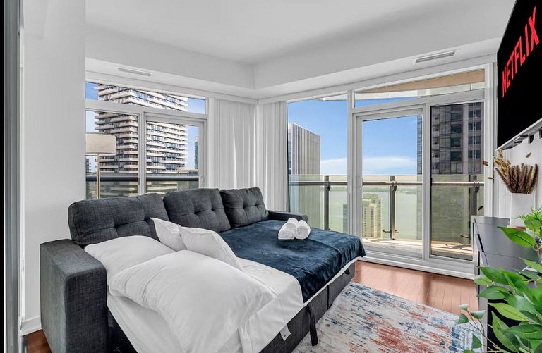 Modern Hi Rise Condo-Lake View (5 Beds+Parking)