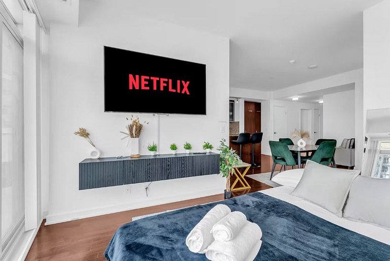 Modern Hi Rise Condo-Lake View (5 Beds+Parking)