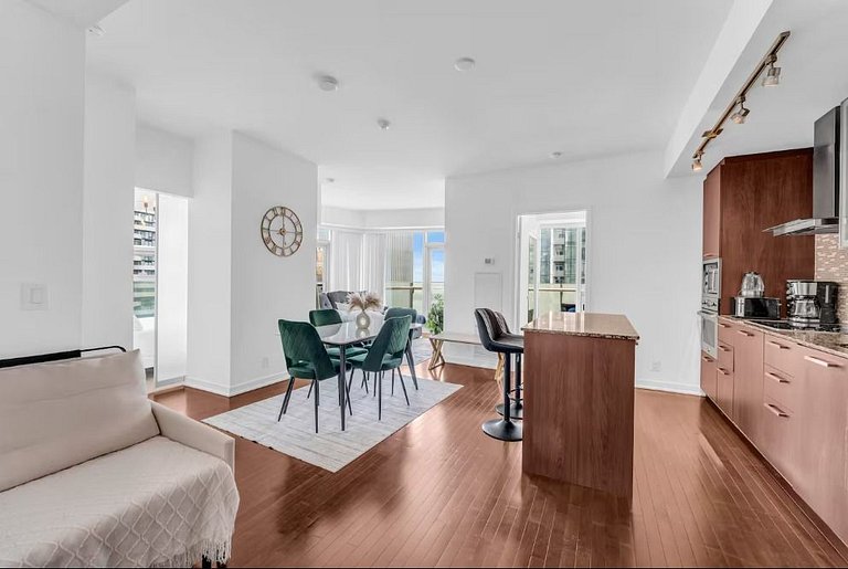 Modern Hi Rise Condo-Lake View (5 Beds+Parking)