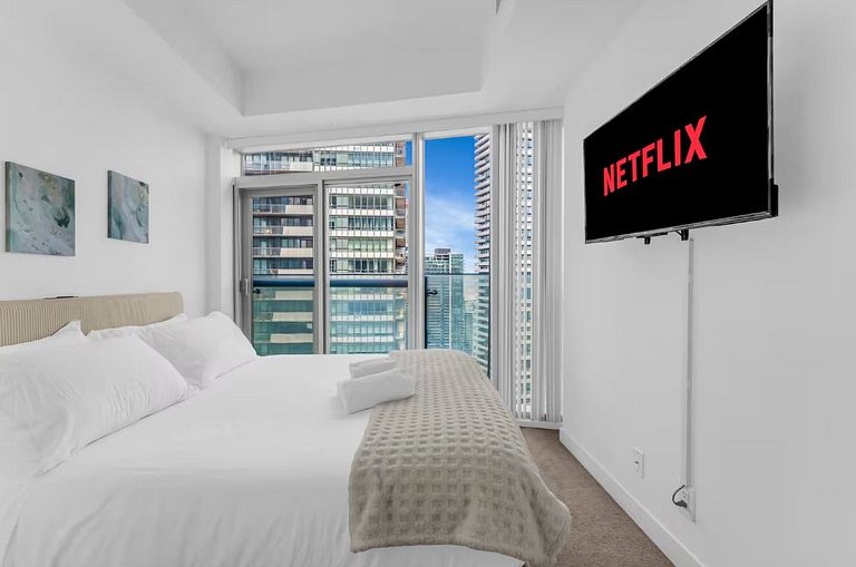 Modern Hi Rise Condo-Lake View (5 Beds+Parking)