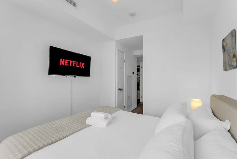 Modern Hi Rise Condo-Lake View (5 Beds+Parking)