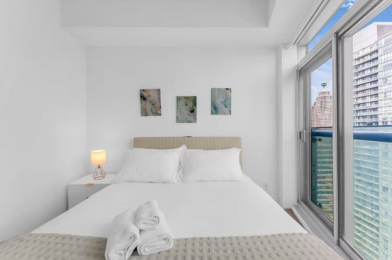 Modern Hi Rise Condo-Lake View (5 Beds+Parking)