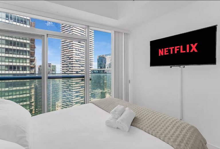 Modern Hi Rise Condo-Lake View (5 Beds+Parking)