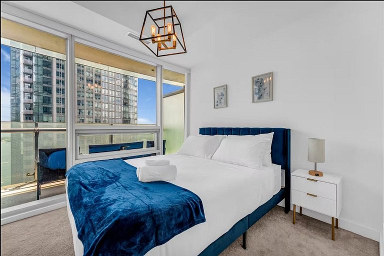 Modern Hi Rise Condo-Lake View (5 Beds+Parking)