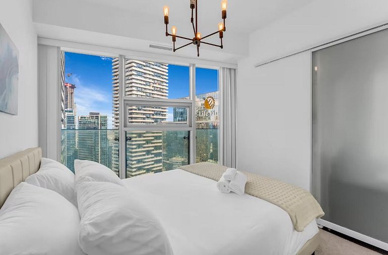 Modern Hi Rise Condo-Lake View (5 Beds+Parking)