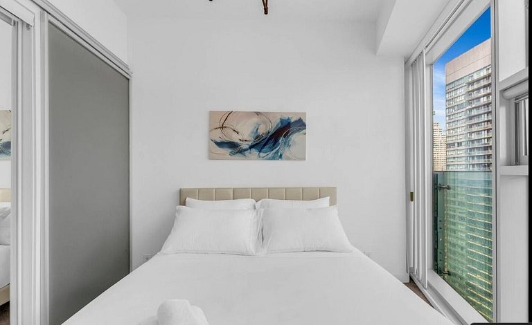 Modern Hi Rise Condo-Lake View (5 Beds+Parking)