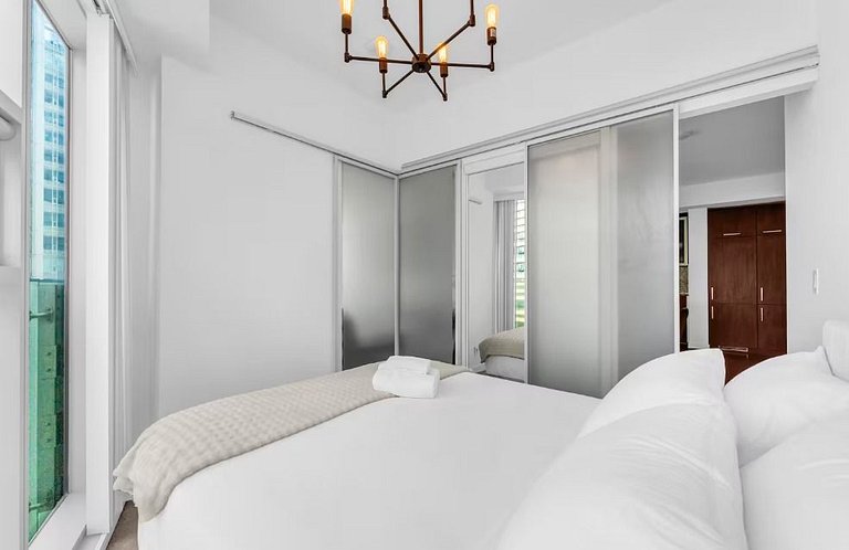 Modern Hi Rise Condo-Lake View (5 Beds+Parking)