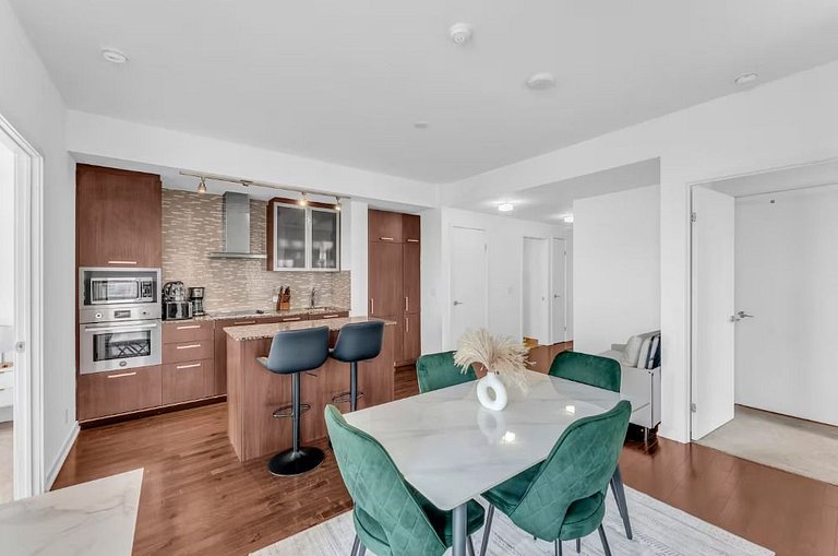 Modern Hi Rise Condo-Lake View (5 Beds+Parking)