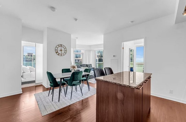 Modern Hi Rise Condo-Lake View (5 Beds+Parking)