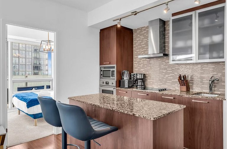 Modern Hi Rise Condo-Lake View (5 Beds+Parking)