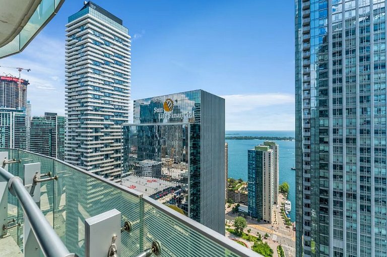 Modern Hi Rise Condo-Lake View (5 Beds+Parking)