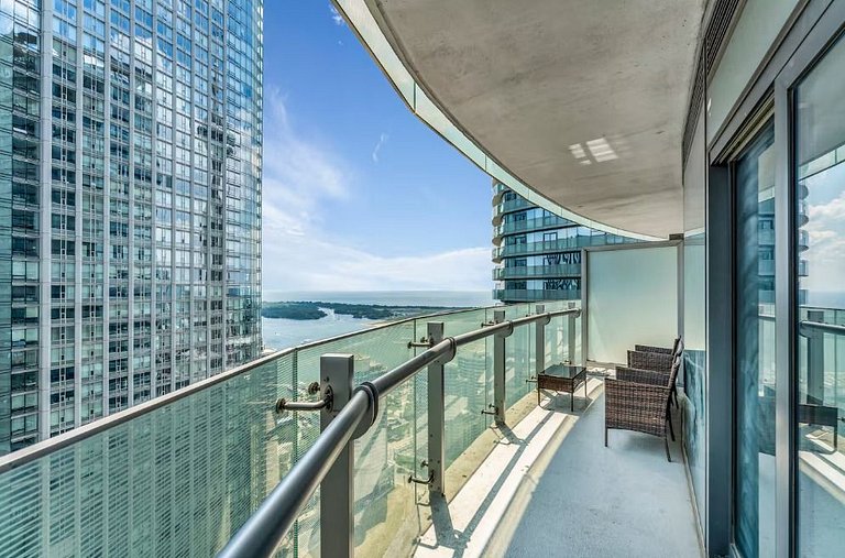 Modern Hi Rise Condo-Lake View (5 Beds+Parking)