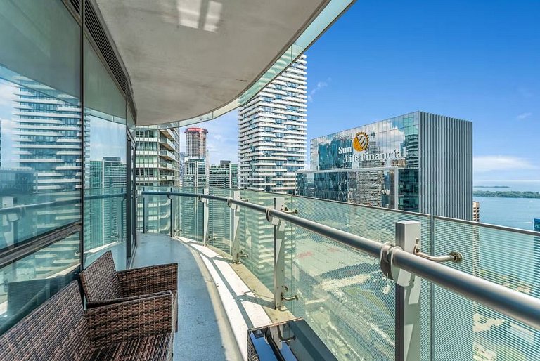 Modern Hi Rise Condo-Lake View (5 Beds+Parking)