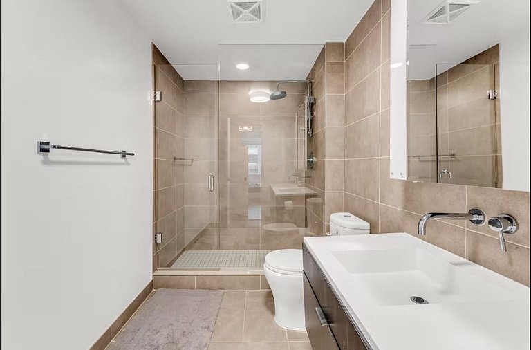 Beautiful Luxe 3BR+2Bath CN Tower