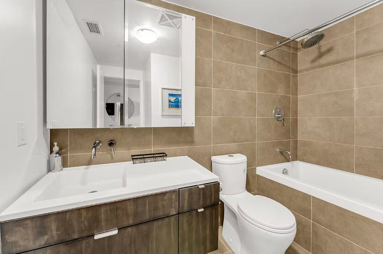 Beautiful Luxe 3BR+2Bath CN Tower