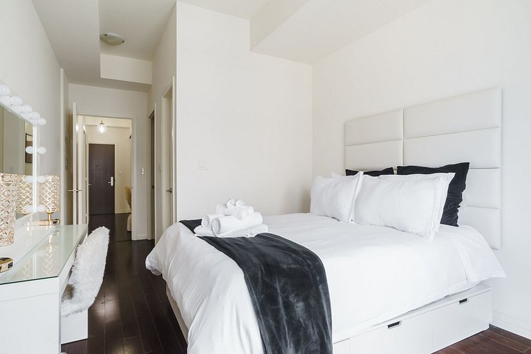 Stylish Downtown Toronto Condo w/ Balcony