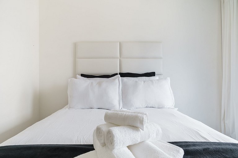 Stylish Downtown Toronto Condo w/ Balcony