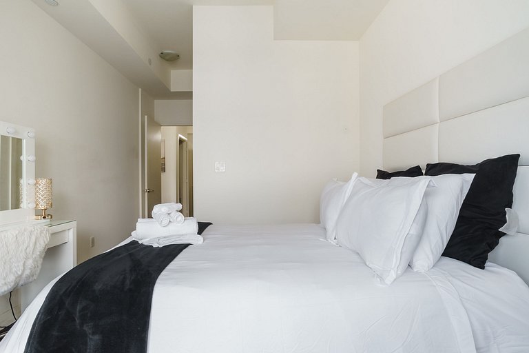 Moderno apartamento en el centro de Toronto con balcón