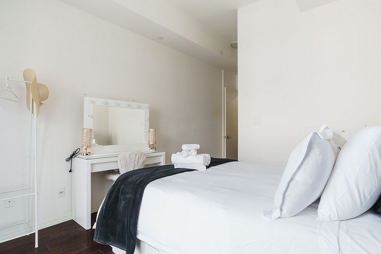 Chic Toronto Downtown Condo + Balcony