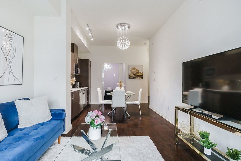 Moderno apartamento en el centro de Toronto con balcón