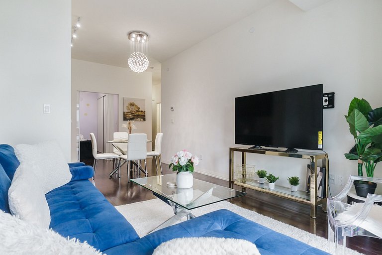 Stylish Downtown Toronto Condo w/ Balcony