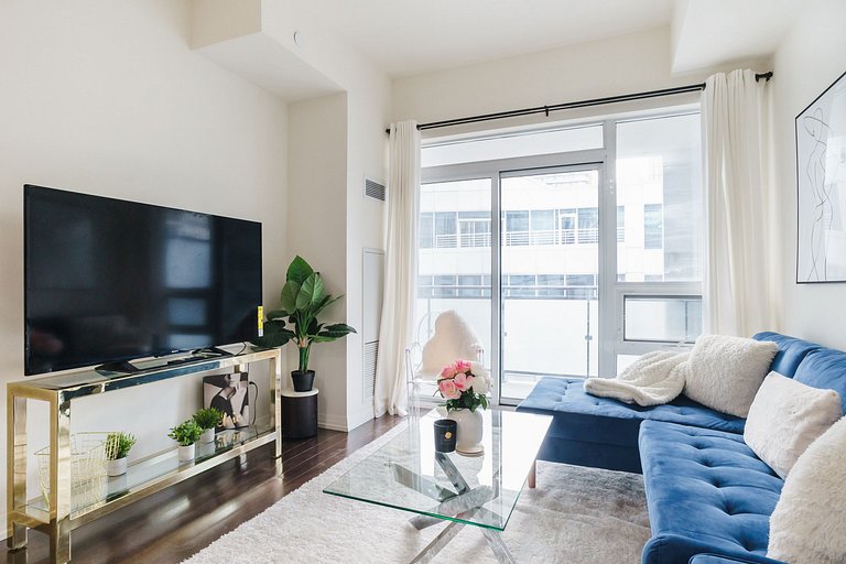 Modern Downtown Toronto Apartment with Balcony