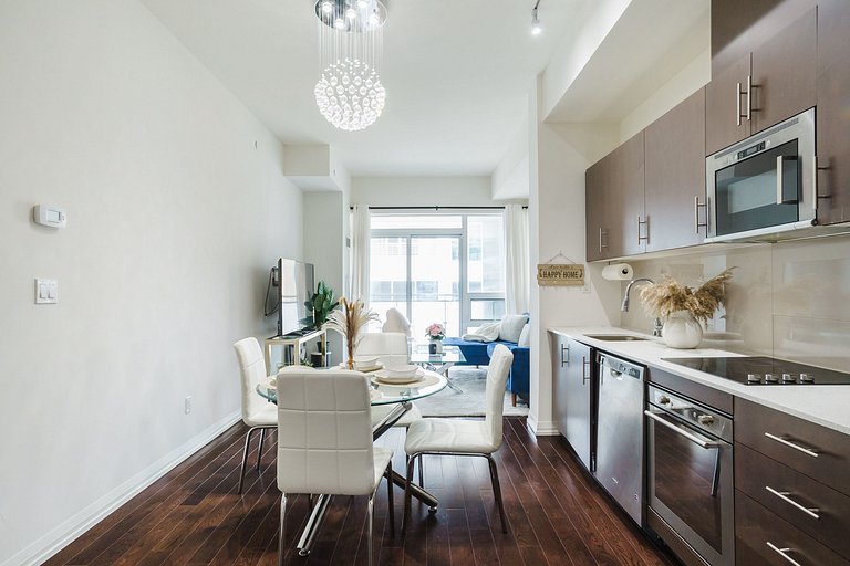 Moderno apartamento en el centro de Toronto con balcón
