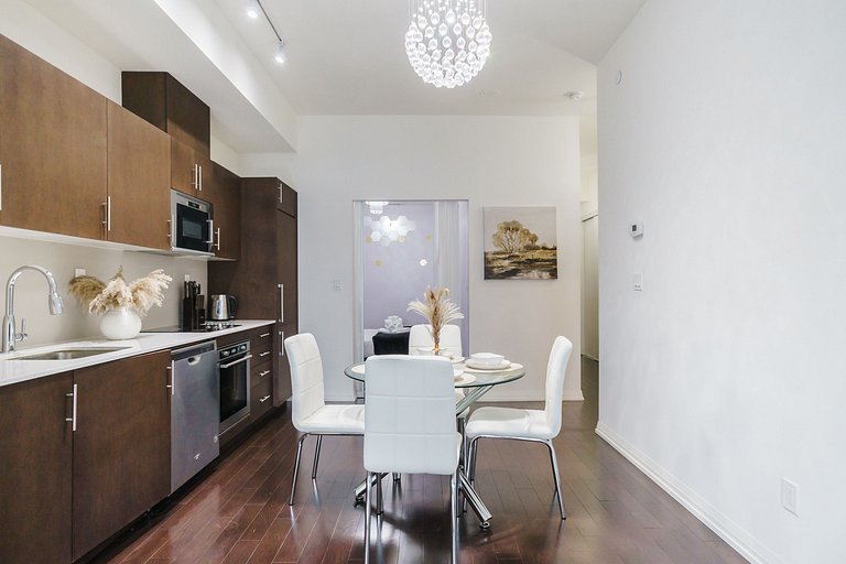 Stylish Downtown Toronto Condo w/ Balcony