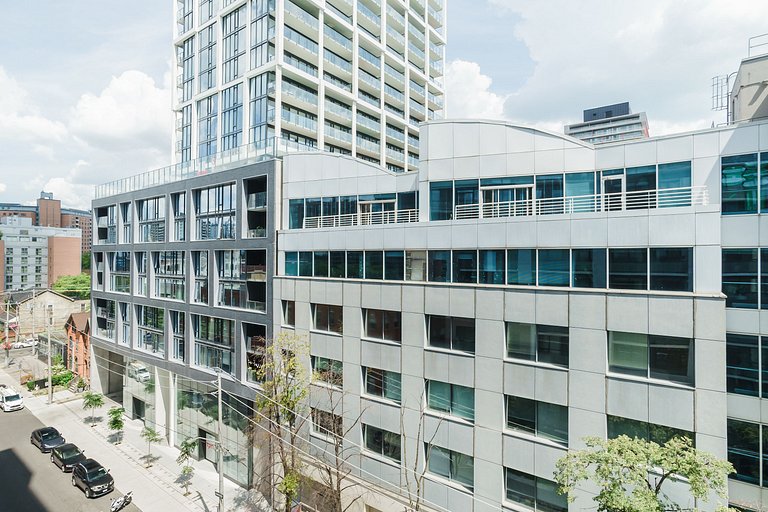 Stylish Downtown Toronto Condo w/ Balcony