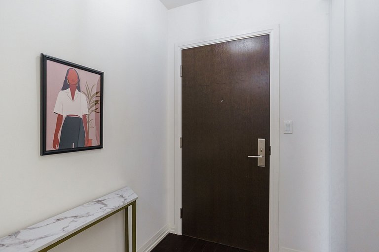 Stylish Downtown Toronto Condo w/ Balcony