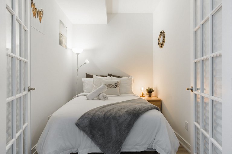 Spacius 2-Bedroom Downtown Toronto Condo