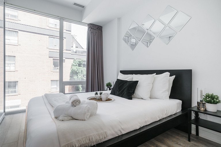 Spacius 2-Bedroom Downtown Toronto Condo