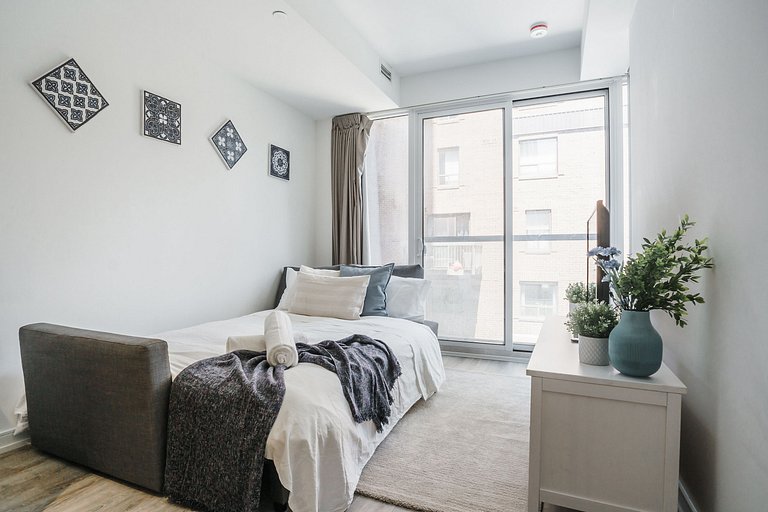 Spacius 2-Bedroom Downtown Toronto Condo