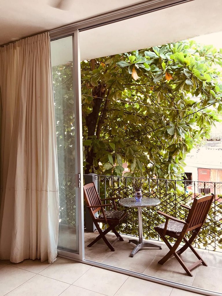 Stunning one-bedroom, 1.5Bath in the Romantic Zone