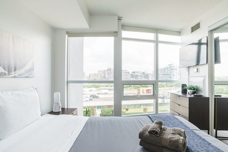 3BR Luxury Lake Views at 14 York St