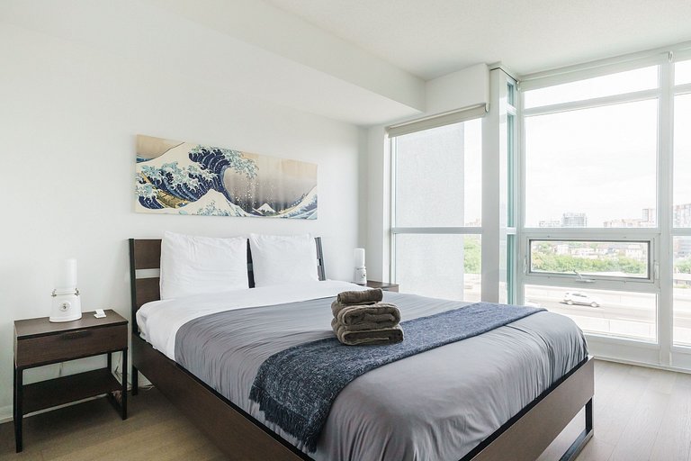 3BR Luxury Lake Views at 14 York St