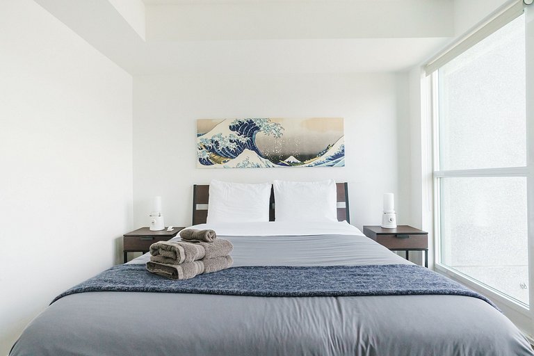 3BR Luxury Lake Views at 14 York St