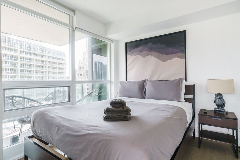 3BR Luxury Lake Views at 14 York St