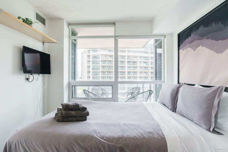 3BR Luxury Lake Views at 14 York St