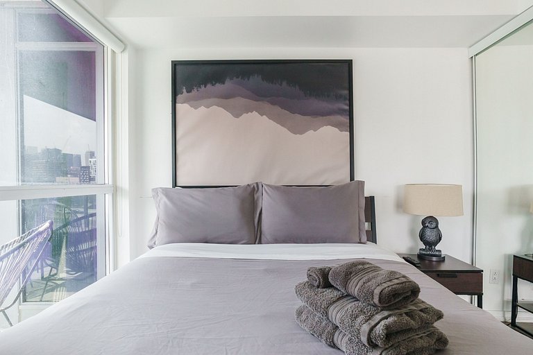 3BR Luxury Lake Views at 14 York St