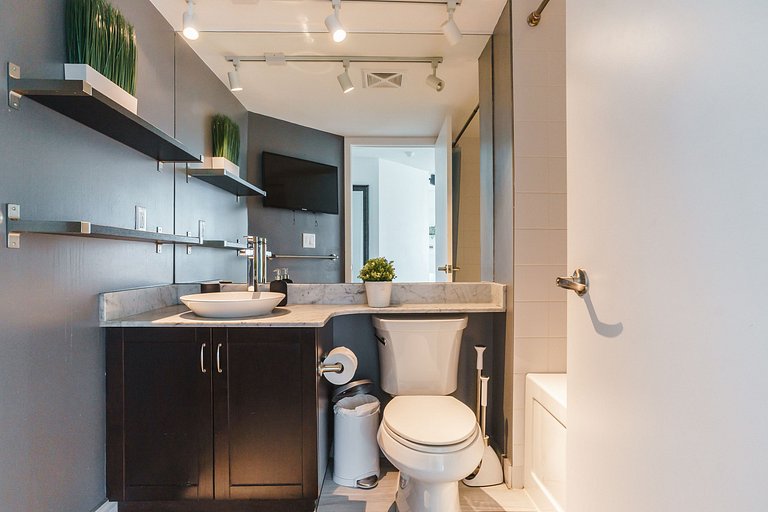 3BR Luxury Lake Views at 14 York St