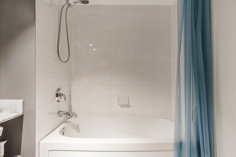 3BR Luxury Lake Views at 14 York St