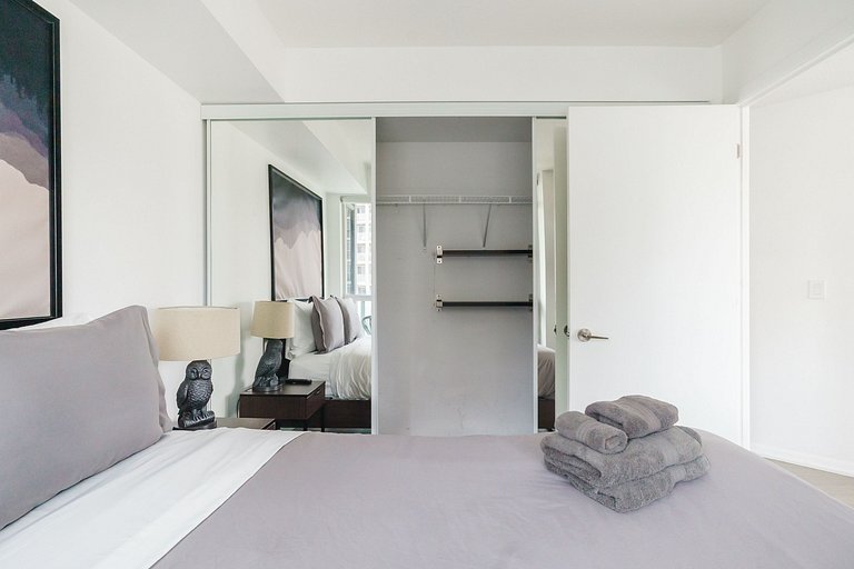 3BR Luxury Lake Views at 14 York St