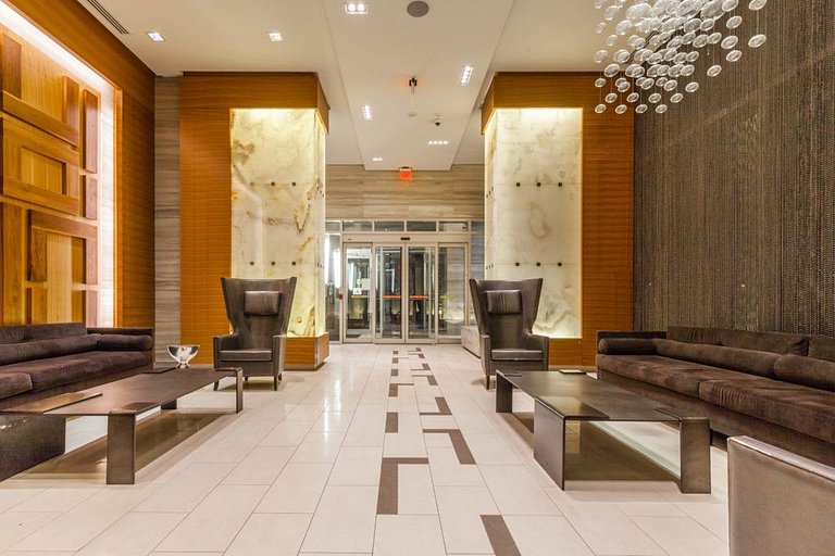 Grand 2-bedroom with views of the CN Tower