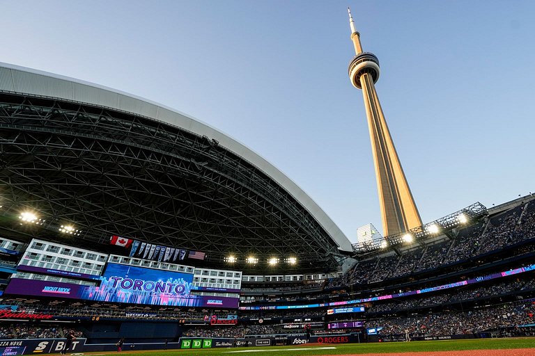 Grand 2-bedroom with views of the CN Tower